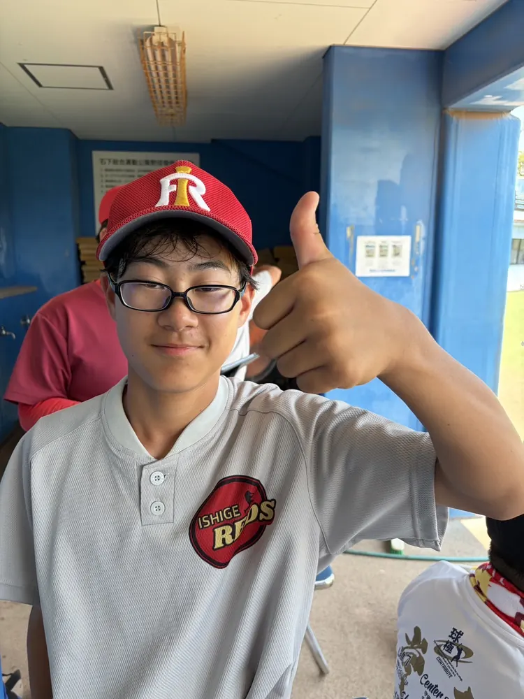 笑顔でサムズアップする選手