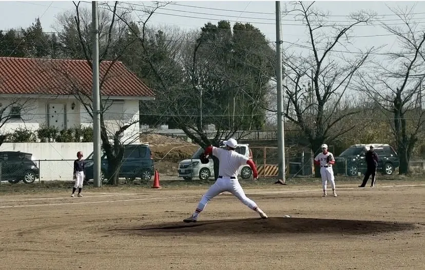 マウンドで投球する選手