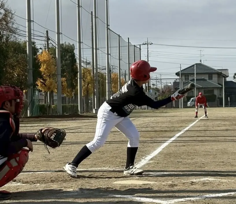 打席でバットを振る選手